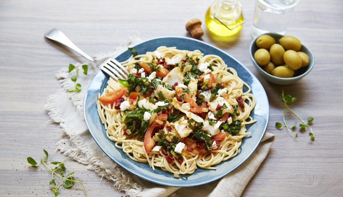 Torsk med fullkornsspaghetti, fetaost og soltørkede tomater
