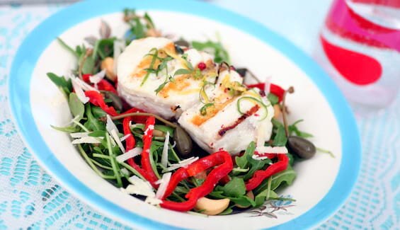 Grillet sitrusmarinert kveite med ruccola og cashewnøtter