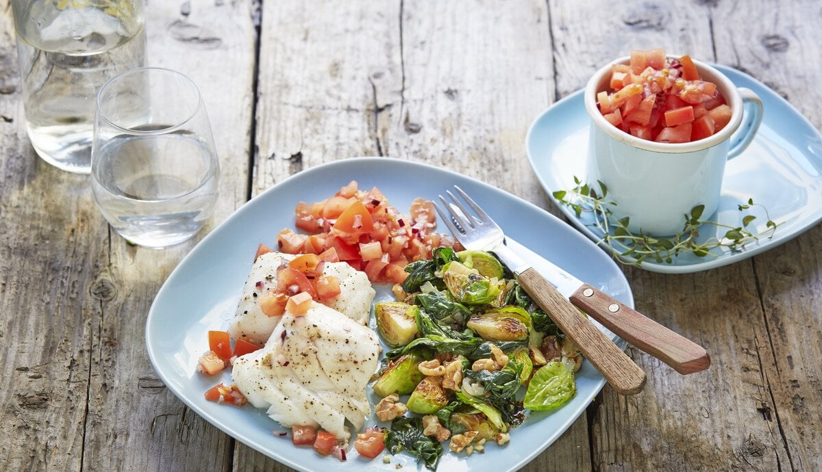 Ovnsbakt brosme med grønnsaker og tomatsalsa