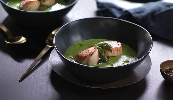 Kamskjell med grønn ertesuppe og asparges