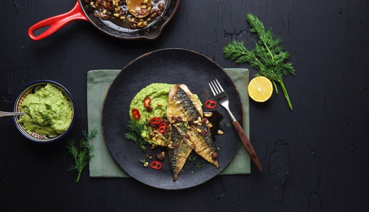 Aichas makrell med ertehummus