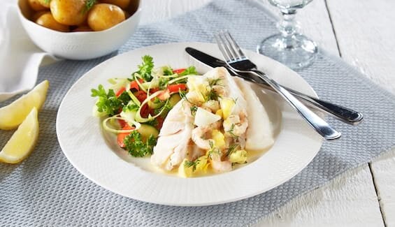 Ovnsbakt torsk med smørsaus og reker