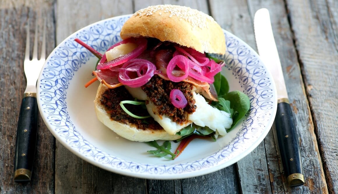 Klippfiskburger med bacon og tapenade