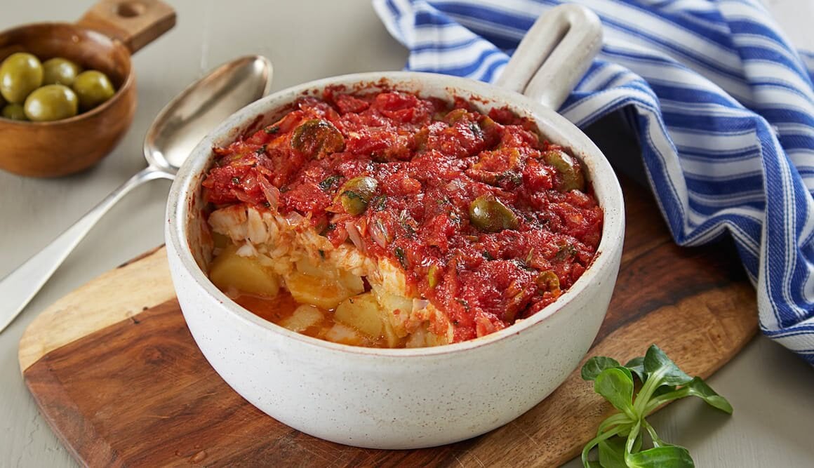 Ovnsbakt torsk med tomat og basilikum