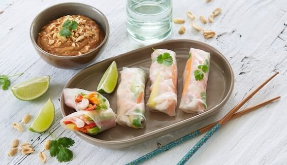 Vietnamesiske vårruller med reker og peanøttsaus
