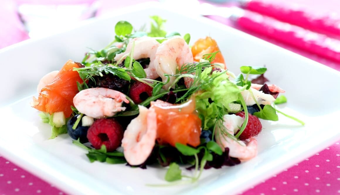 Sommersalat med reker, røkt laks, bringebær og blåbær