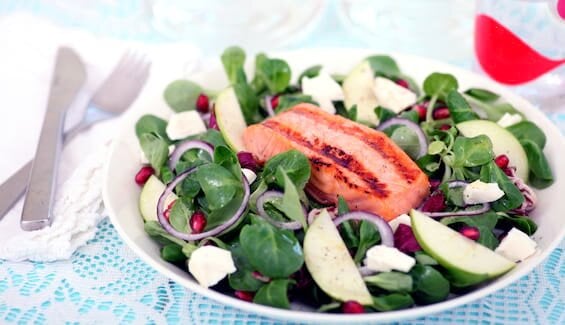 Salat med laks, fetaost og granateple