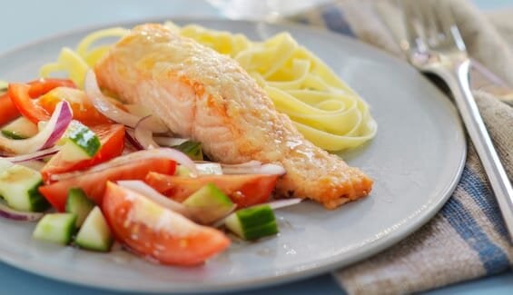 Ovnsbakt laks med parmesanlokk og tomatsalat