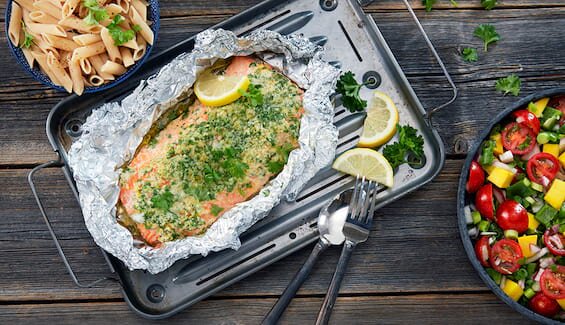 Bakt laks marinert i sitronskall, parmesan og persille