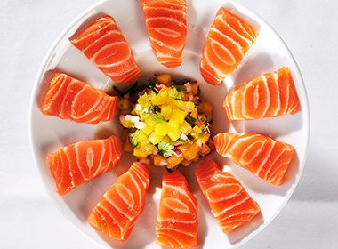 Ceviche av ørret med mango- og kaperssalsa