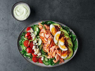 Cobb-salat med ørret