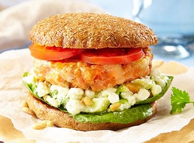 Ørretburger med cottage cheese-dressing