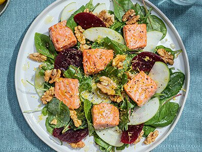 Ovnsbakt ørret med eple og rødbetsalat