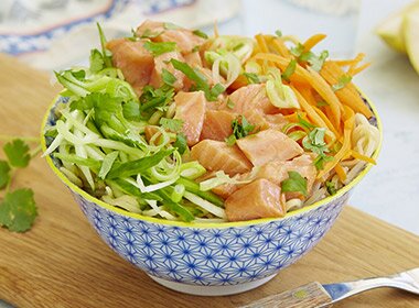 Poke med ørret og nudler