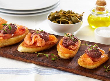 Røkt ørret og tapenade på bruschetta