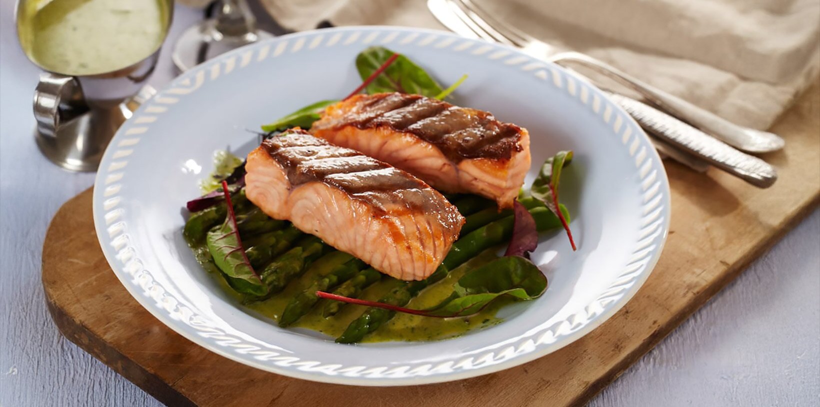 Stekt ørret med asparges og kjørvelsaus