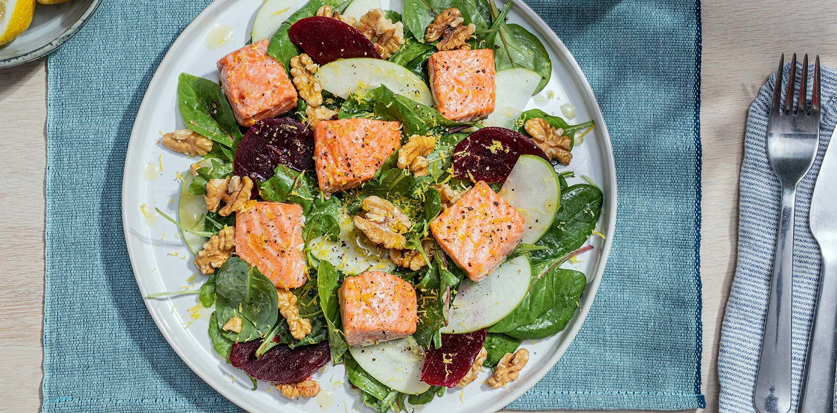 Ovnsbakt ørret med eple og rødbetsalat