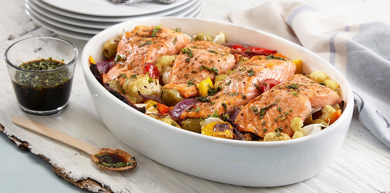 Ovnsbakt ørret med hvitløksgrønnsaker