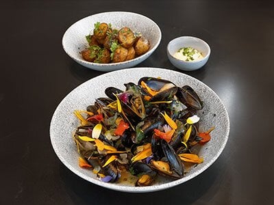 Blåskjell med eplesaus og sprøstekte poteter