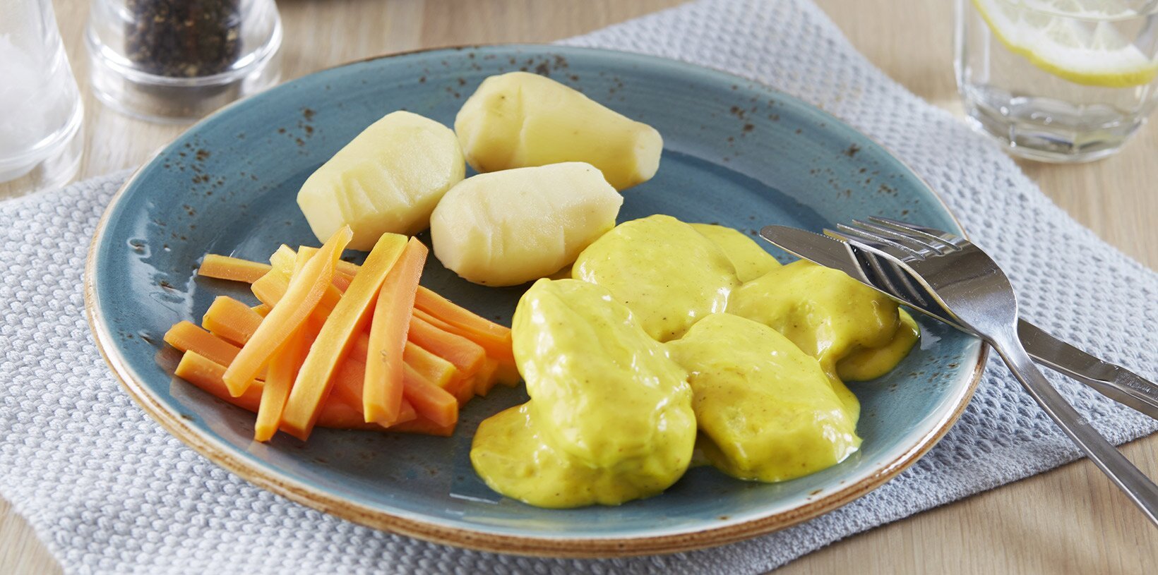 Fiskeboller i karrisaus