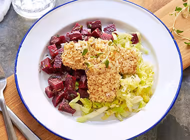 Nøttestekt hyse med rødbeter og kål