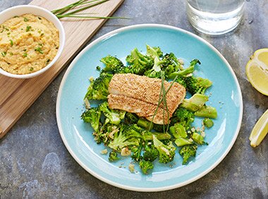 Sesampanert hyse med kikerter og hummus