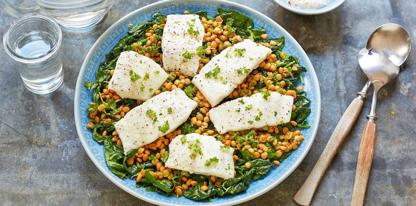 Ovnsbakt hyse med lune linser og spinat