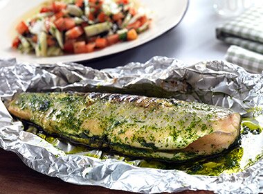 Grillet hel ishavsrøye med tomat- og fennikelsalsa