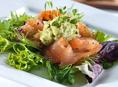 Kryddergravet ishavsrøye med avokadosaus