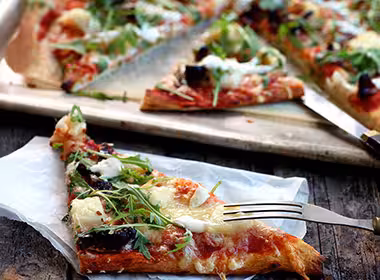 Klippfiskpizza med hvitløksdressing