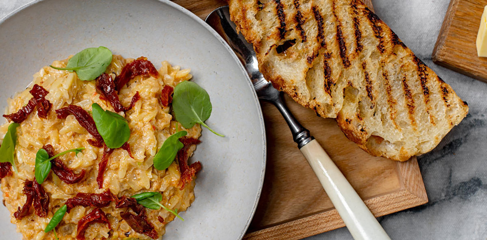 Risoni med krabbe, tomatvinaigrette og urter