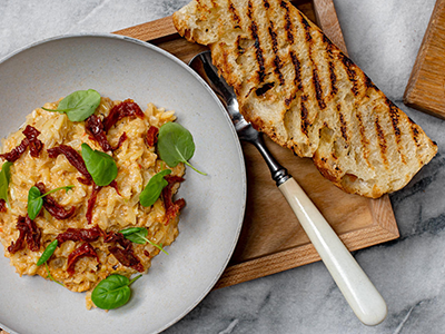 Risoni med krabbe, tomatvinaigrette og urter