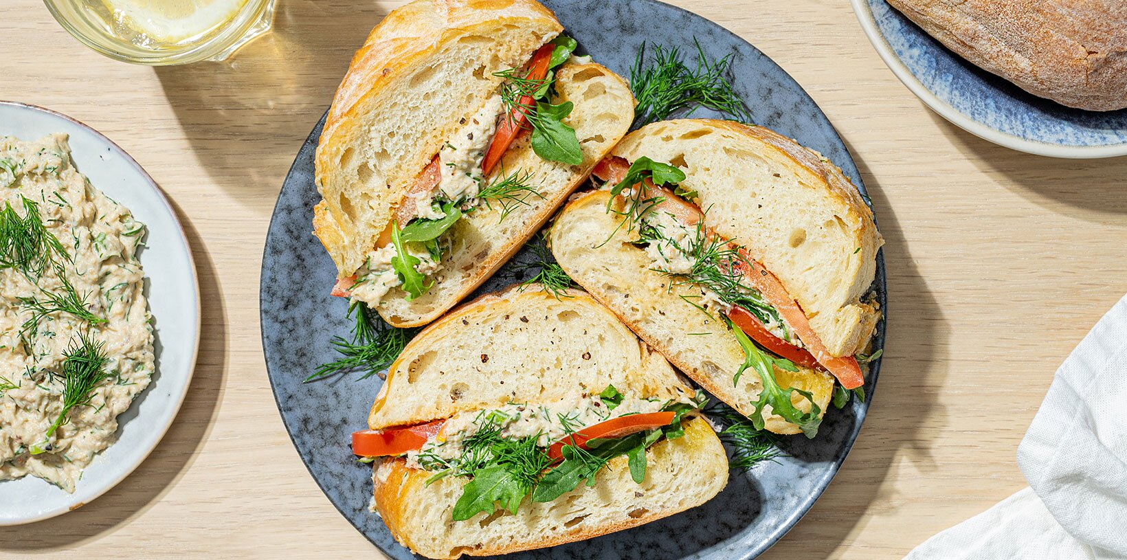 Sandwich med krabbesalat og tomater