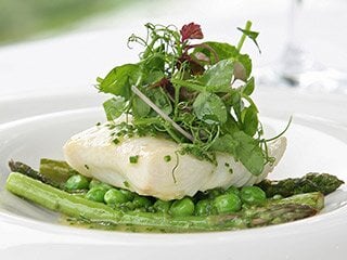 Kveite med friske grønnsaker