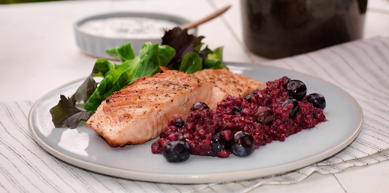 Grillet laks med blåbærmarinert byggris