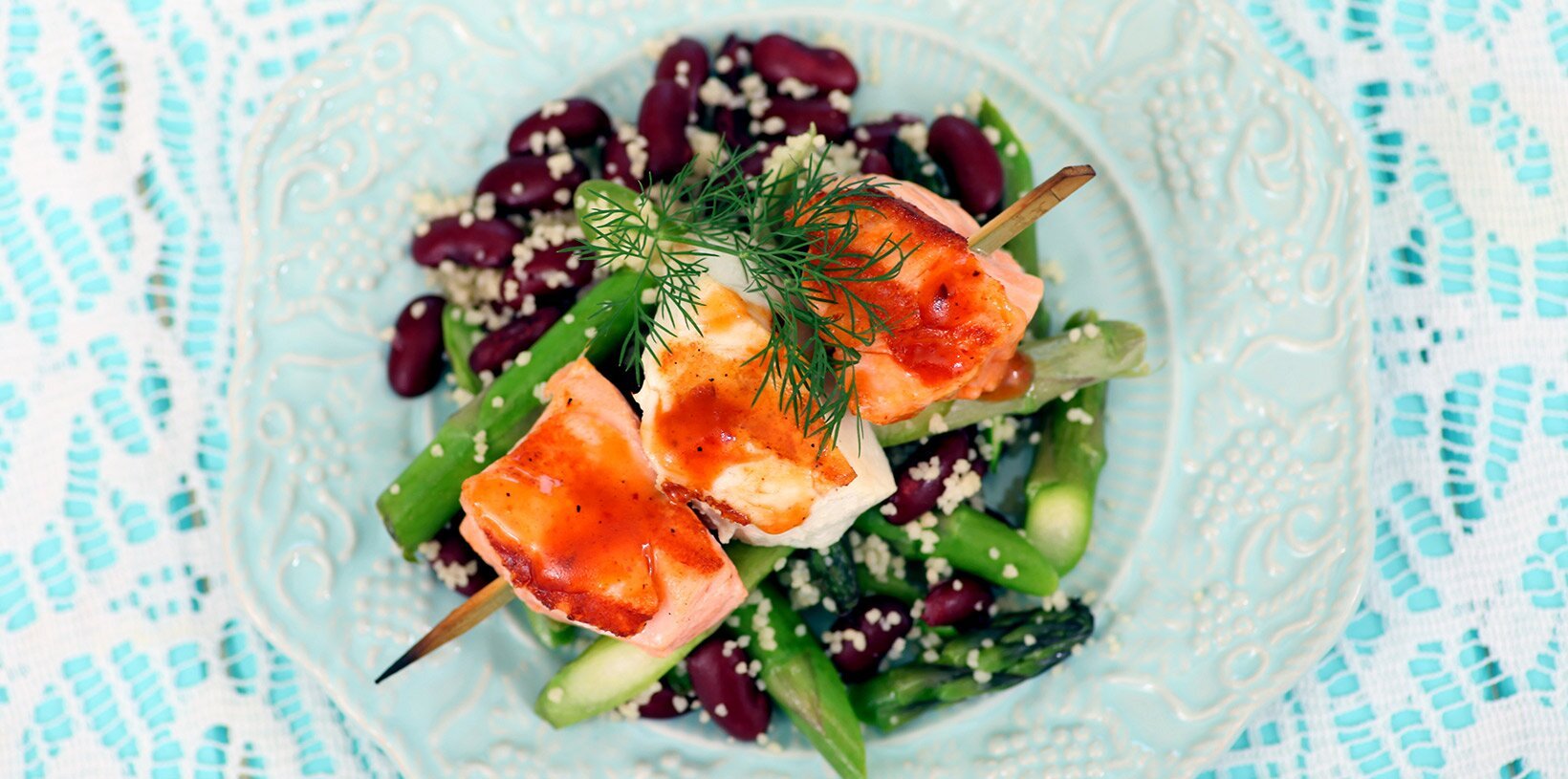 Grillspyd av kveite og laks med couscous, asparges og bønner