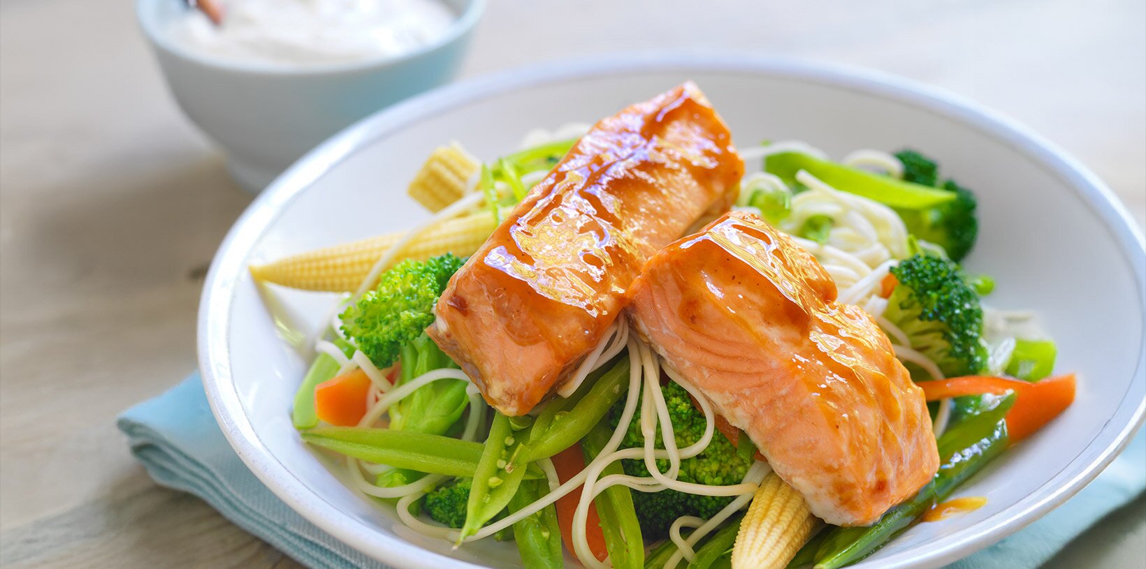 Laks med grønnsaker og ingefæryoghurt