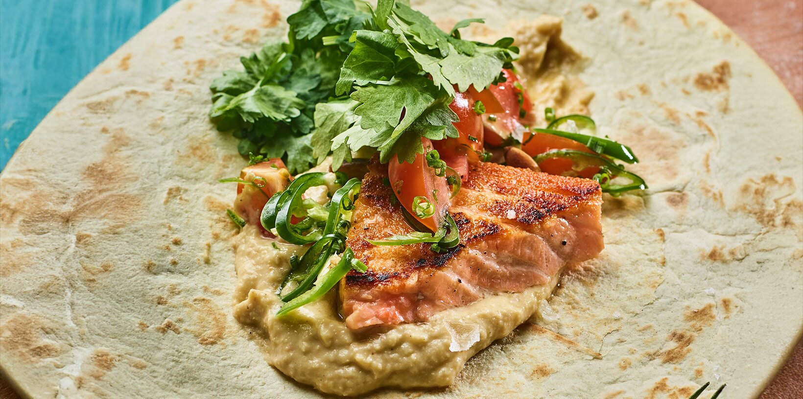 Grillet laksekebab med hummus