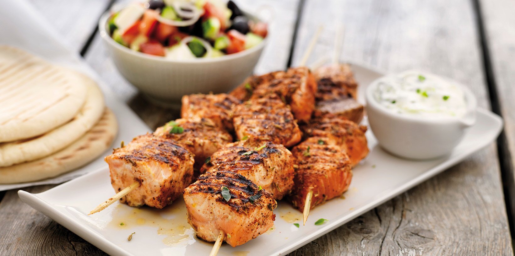 Laks på grillspyd med gresk salat