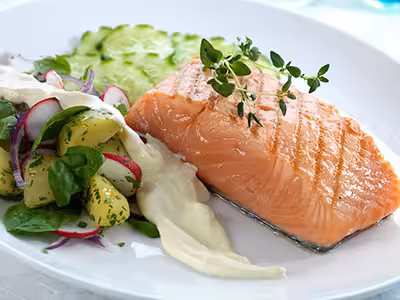 Grillet laks med agurksalat