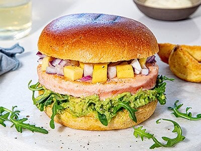 Grillet lakseburger med avokadokrem
