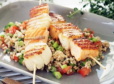 Grillspyd med laks og kamskjell