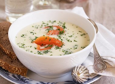 Hvitløkssuppe med røkt laks