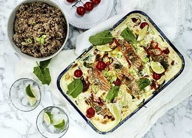 Kremet laks med cherrytomat og spinat