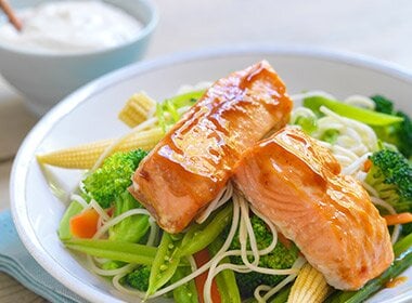 Laks med grønnsaker og ingefæryoghurt