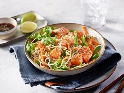 Laks i airfryer med asiatiske nudler