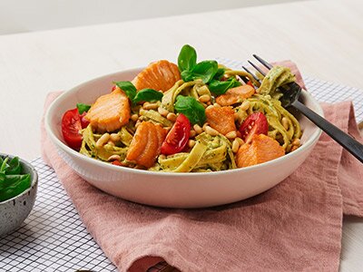 Pasta og laks med pesto