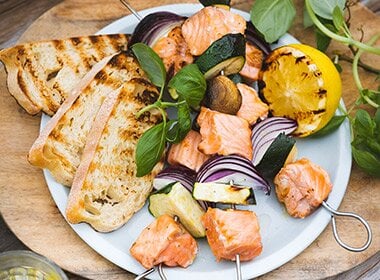 Laksespyd med chilimayo og grillet brød