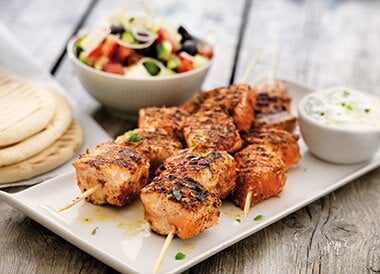 Laks på grillspyd med gresk salat
