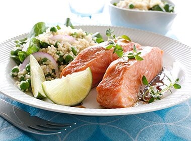 Ovnsbakt laks med couscoussalat